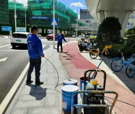 東莞市中心2號(hào)橋彩色透水混凝土噴油進(jìn)行中！