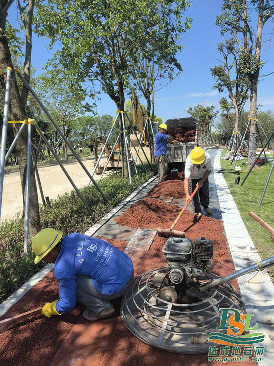 廣州南沙區(qū)濱海公園防洪堤升級(jí)改造透水混凝土路面施工中！